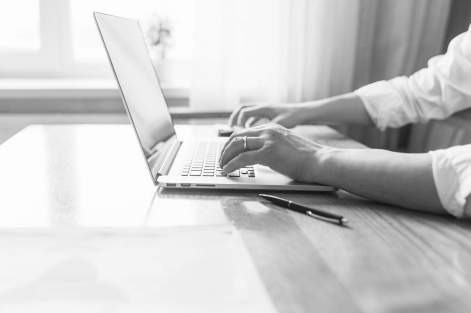 Environnement de bureau avec documents financiers et analyse collaborative